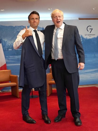 El presidente de Francia, Emmanuel Macron (a la izquierda), y el primer ministro del Reino Unido, Boris Johnson, antes de encuentro en el castillo de Elmau, este domingo.