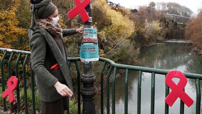 La Asociación Sare y la Comisión Anti Sida de Navarra han colocado lazos rojos en el puente de la Rochapea de Pamplona con motivo del Día Mundial del Sida.