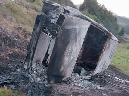 Los restos del vehículo en el que fueron acribillados el síndico Andrés Guzmán Rodríguez y su familia, en una imagen compartida en redes sociales.