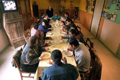 Un grupo de personas come en un centro de acogida en Madrid.