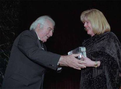 Tipper Gore, esposa de Al Gore, entrega a Cornell Capa el Premio a la trayectoria profesional del Centro Internacional de Fotografía. (Imagen de archivo del 17 de abril de 1996).