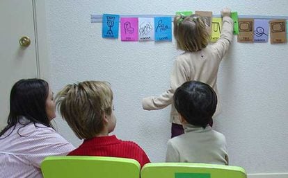 Ni&ntilde;os afectados de autismo aprenden a trav&eacute;s de pictogramas en una escuela especial, en 2009.