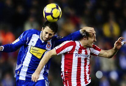 Nico Pareja, defensa del Espanyol (izquierda), disputa un balón de cabeza con el delantero del Athletic, Gaizka Toquero, en un momento del partido disputado en Cornellá.