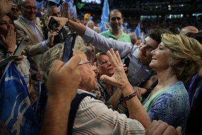 Esperanza Aguirre se hace un selfi durante el mitin de cierre de campaña del PP en el Palacio de los Deportes de Madrid para las elecciones del 24M, el 22 de mayo de 2015 .