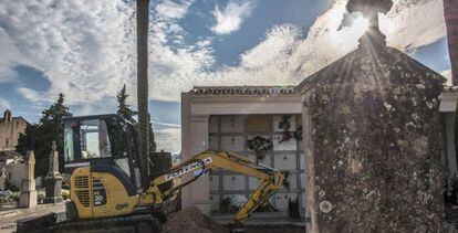 Trabajos de exhumaci&oacute;n de m&aacute;s de 100 personas en el cementerio de Porreres.