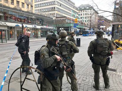 Las Fuerzas de Seguridad suecas ayer en el centro de Estocolmo.