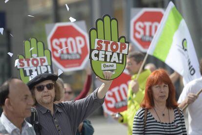 Activistas en contra del TTIP y el CETA en Berl&iacute;n.