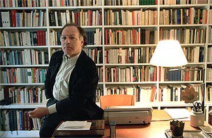 Javier Marías, en su domicilio madrileño.