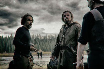 El mexicano Alejandro González Iñárritu se basó en una novela de Michael Punke para el guión de 'El Renacido' (The Revenant), rodada principalmente en Canadá y Argentina. En la foto aparece junto al protagonista, Leonardo DiCaprio, y otro miembro del equipo.