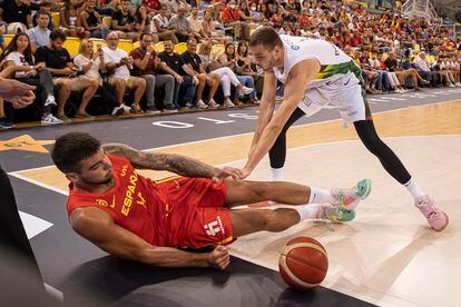 Juancho Hernangómez cae al suelo ante Donatas Tarolis durante el partido amistoso entre España y Lituania en el Gran Canaria Arena este martes.