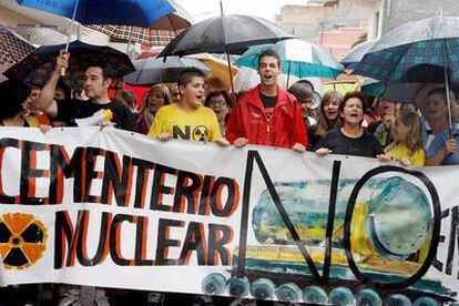 La Plataforma contra el Cementerio Nuclear de Zarra durante la manifestación que han llevado a cabo por las calles de Ayora.