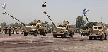 Las fuerzas iraquíes participan hoy en un desfile ante el primer ministro Nouri al-Maliki, para celebrar la toma de control de la seguridad en Bagdad