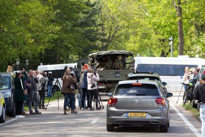 Un camión militar entra en el aislado perímetro donde se registra al oficial militar Jürgen Conings. 