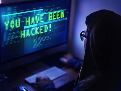 Una mujer ante un ordenador infectado por un ransomware.