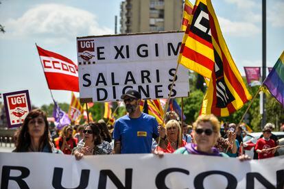 Pancarta exigiendo salarios dignos en la manifestación del Día Internacional del Trabajador en Girona.