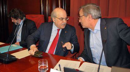 El consejero de Econom&iacute;a, Andreu Mas-Colell, en el centro, durante la comparecencia.