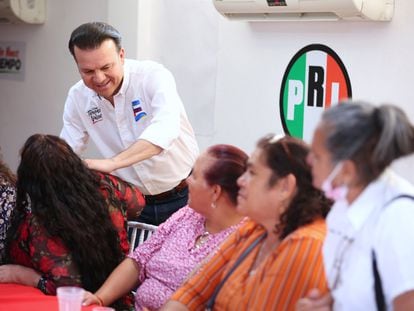 Esteban Villegas, candidato de la coalición Va por Durango (PRI-PAN-PRD), en un acto de campaña.
