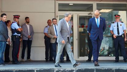 Quim Torra i Miquel Buch, en la seva visita a la comissaria de Cornellà.