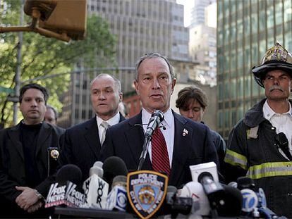 El alcalde de Nueva York, Michael Bloomberg, durante una conferencia de prensa frente al consulado británico.