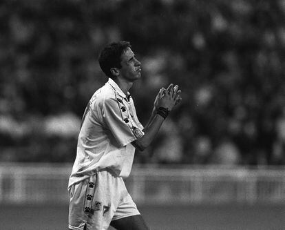 Raúl se lamenta durante el partido en el que el Oviedo ganó al Real Madrid (2-3) en el Bernabéu en septiembre de 1995.