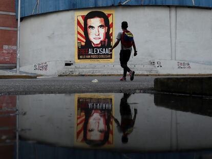 Un hombre pasa frente a un cartel de apoyo al empresario Alex Saab, en Caracas, Venezuela