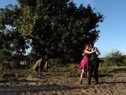 Una pareja bailando en Mozambique, en un fotograma del documental 'África Tango'.