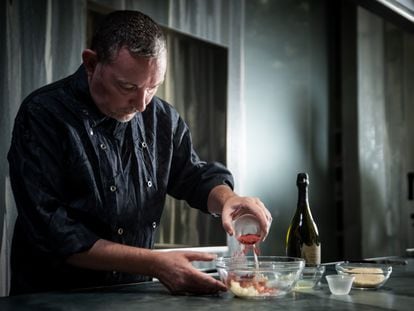El chef Albert Adrià elaborando los aperitivos para su proyecto Contrastes con la bodega Dom Pérignon.