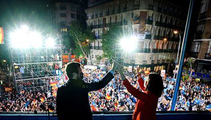 Isabel Díaz Ayuso y Pablo Casado celebran este martes la victoria en las elecciones madrileñas desde la marquesina de la sede del PP. /EFE