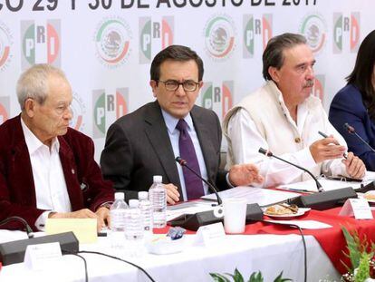 Ildefonso Guajardo (centro), este martes en el Senado.