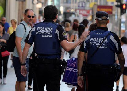 Dos policías municipales patrullan por la Gran Vía, en una imagen de archivo.