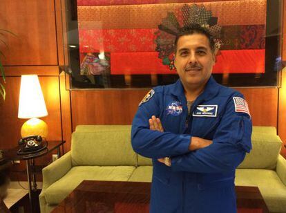José Hernández, con su atuendo de astronauta, en un hotel de San Francisco.