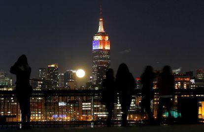 Luna llena junto al Empire State.