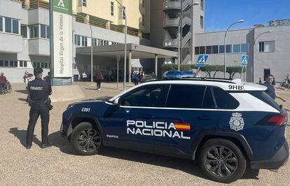 Un policía delante del Hospital Virgen de la Victoria de Málaga.