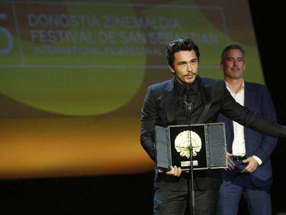 James Franco, con la Concha de Oro por 'The Disaster Artist'.