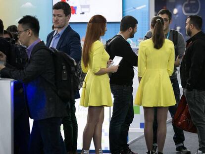 Dos azafatas trabajan durante el Mobile World Congress. En vídeo, declaraciones de la secretaria de Política Sindical de UGT.