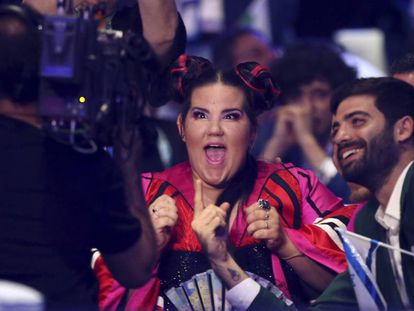 La representante de Israel celebra su primer puesto en Eurovisión 2018.