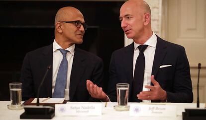 El CEO de Microsoft, Satya Nadella (izquierda) y el de Amazon, Jeff Bezos, en junio de 2017 en la Casa Blanca.