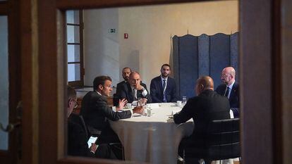 Imagen de la presidencia francesa de la reunión este viernes en Praga del presidente de Francia, Emmanuel Macron y el presidente del Consejo Europeo, Charles Michel, el primero a la derecha, con los mandatarios de Armenia, Nikol Pashinián y Azerbaiyán, Ilham Aliyev, de espaldas en la imagen.