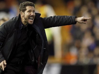Simeone, durante el partido ante el Valencia. Foto: EFE/ Vídeo: ATLAS