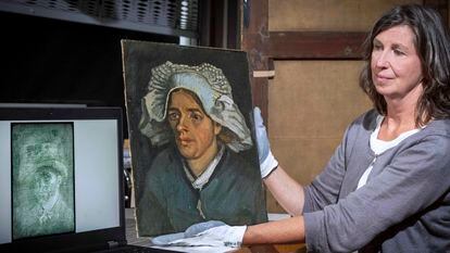 La conservadora Lesley Stevenson sujeta el 'Retrato de una campesina con cofia blanca' junto a una imagen captada con rayos x del autorretrato oculto de Van Gogh.