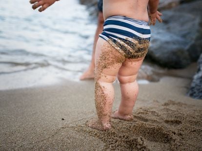 Un niño se baña en la playa.