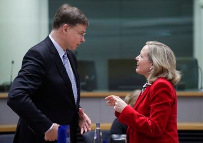 Calviño y el vicepresidente de la Comisión Europea Valdis Dombrovskis, en Bruselas el día 16.