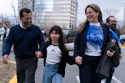 El excandidato presidencial de Nicaragua, Félix Maradiaga, se reúne con su esposa Berta Valle y su hija Alejandra, tras llegar al Aeropuerto Internacional Washington Dulles. 