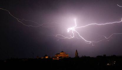Una tormenta de verano descarga sobre Córdoba el pasado sábado.