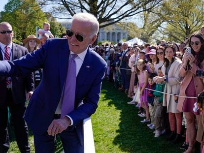 El presidente de los EE UU, Joe Biden, se fotografía con invitados en la fiesta de los huevos de Pascua en la Casa Blanca, este lunes.