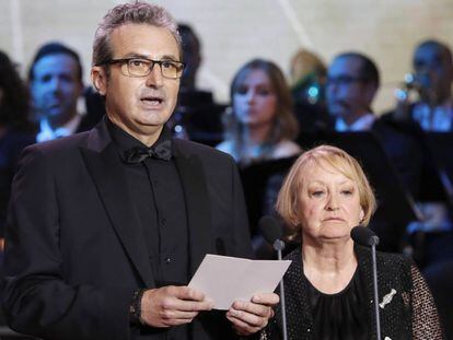 La presidenta de la Academia de Cine, la inglesa Yvonne Blake, y el vicepresidente primero, Mariano Barroso, durante su discurso en la gala de los Premios Goya.