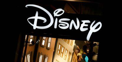 Logo de Disney en la tienda de los Campos Eliseos.