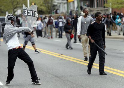 Según el capitán de la policía de Baltimore, Eric Kowalczyk, un grupo de manifestantes, predominantemente jóvenes, comenzaron a atacar "sin provocación previa" a los agentes.