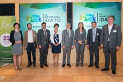 De izquierda a derecha, Sonia Casado, jefe de datos del Grupo PRISA; Ramón Mahía, profesor de Economía Aplicada (UAM); Fidel Rodríguez, director general de la FUAM; Lucía Álvarez, directora de IBM Analytics España; José María Sanz, rector de la UAM; Marta Martínez, presidenta de IBM España; Alberto Barrientos, director general del Instituto de Ingeniería del Conocimiento-UAM, y Javier Ortega, director de la Escuela Politécnica Superior (UAM).