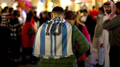 Un aficionado con la camiseta de Messi en Doha, Qatar.